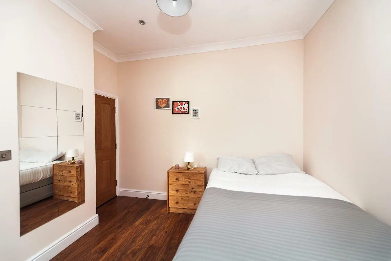 Guest house Private En-Suite Room @ Liverpool Street, Brick Ln London